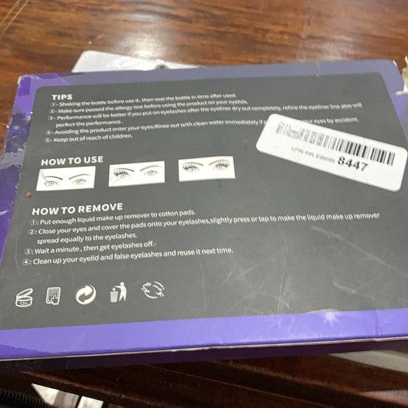 Eyeliner &eyelashes - Picture 4 of 4